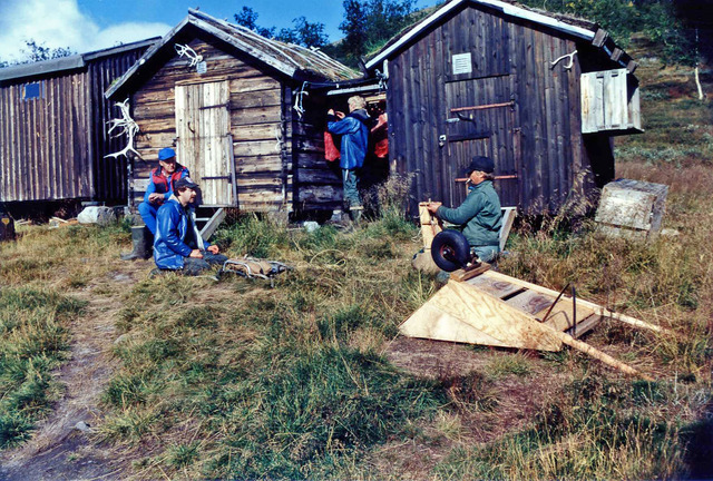 Carl-Axel i samspråk med några samer vid Arasluokta i Padjelanta 1985 Padjelanta016
