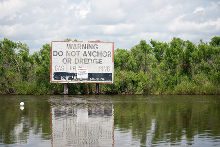 Gas- och oljeledningar korsar vattnet vid Louisianas kust.