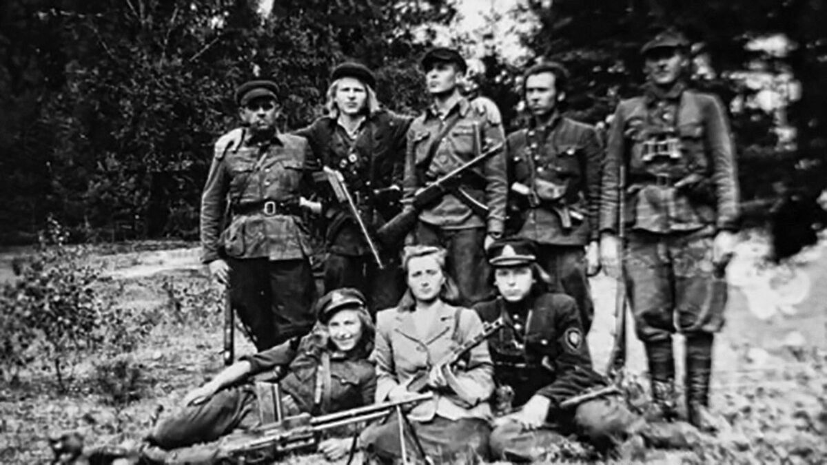 Både kvinnor och män deltog i partisankriget mot sovjeterna. Bilden har tagits i Litauen. Photo: CC