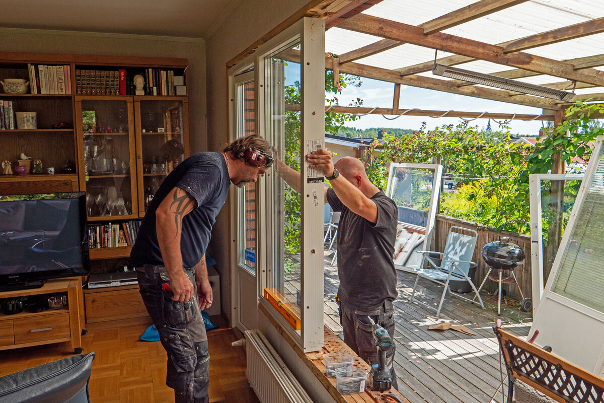 P1120381 Richard och Manne monterar fönster i vardagsrummet