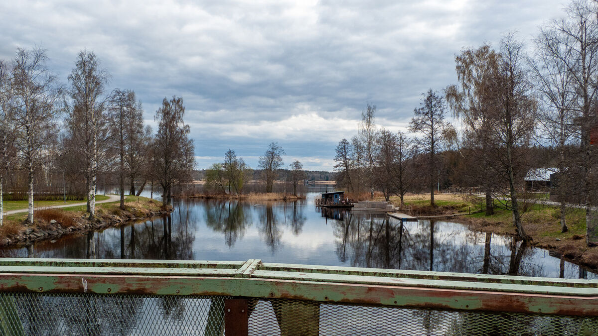 P1050781 Utsikt från en bro över Bottenåns utlopp i Lindesjön 2