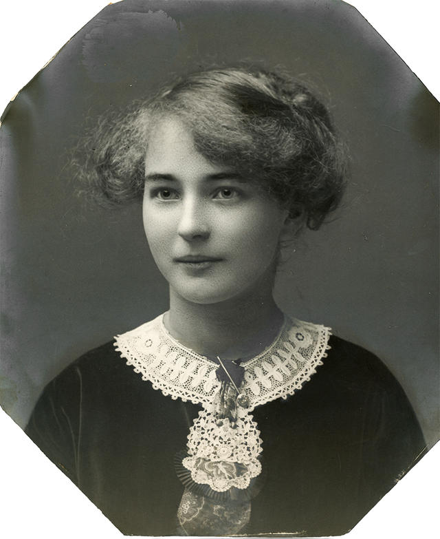 Mormor Anna-Lisa 17 år 1912