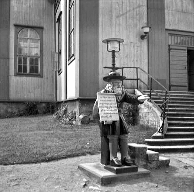 Rosenbom utanför Amiralitetskyrkan i Karlskrona 1953