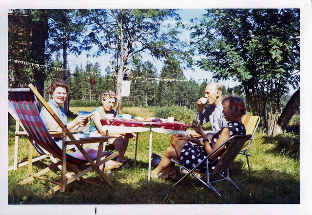 Eftermiddagskaffe på Drabo sommaren1971 028