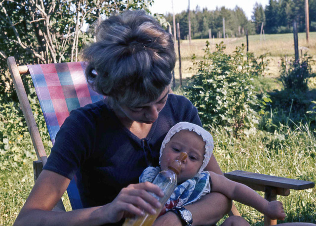 Lisbet och Heléne på Drabo sommaren1971 029