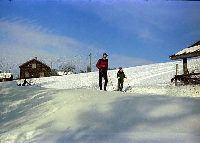 061Heléne och Pappa åker skidor på Drabo 1976