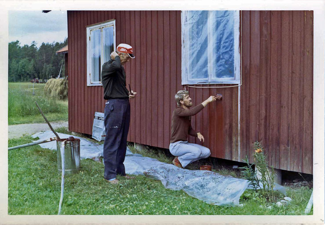 Pappa och jag målar huset på Drabo sommaren1982035