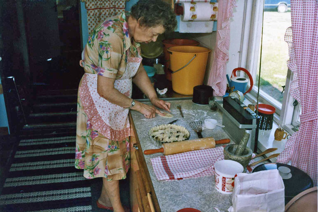 Mamma bakar en paj på  Drabo sommaren1982038