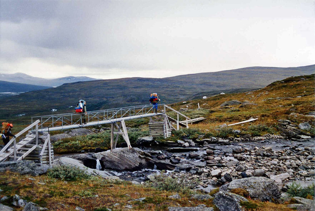 En bro över ett mindre vattendrag i Padjelanta 1985 Padjelanta028