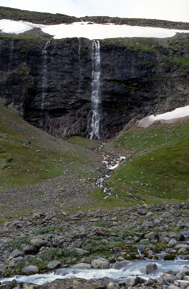 068 Ett litet vattenfall från Kebnetjåkka 1991