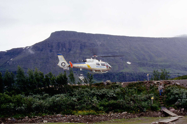 Helikoptern som flög oss till Nikkaluokkta Kebnekaise 1991 033