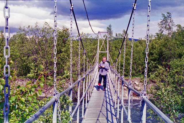Thomas går på bron över Tjeurajokka 1997 Kebnekaise 1997003
