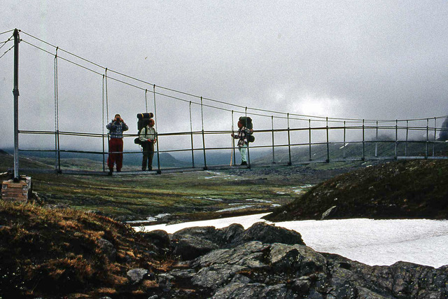 Thomas står på bron över Kittelbäcken 1997 Kebnekaise 1997 034