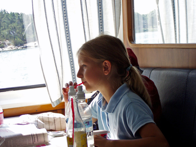 Julia ombord på båten på väg till Norröra
