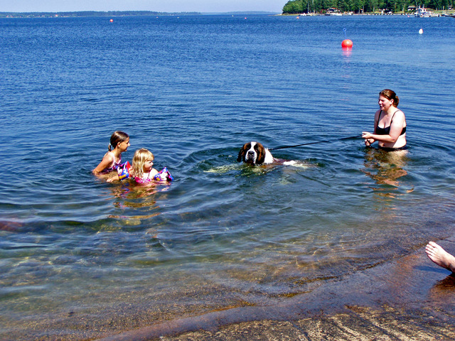 P7210036 Julia,Ellen och Båtsman med matte badar