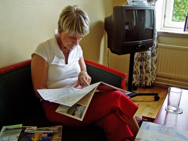Lena studerar brochyrer om Karlstad