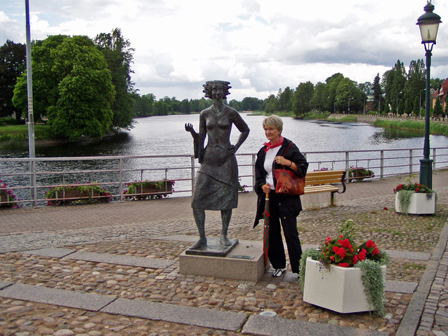 Här står Lena bredvid Sola i Karlstad