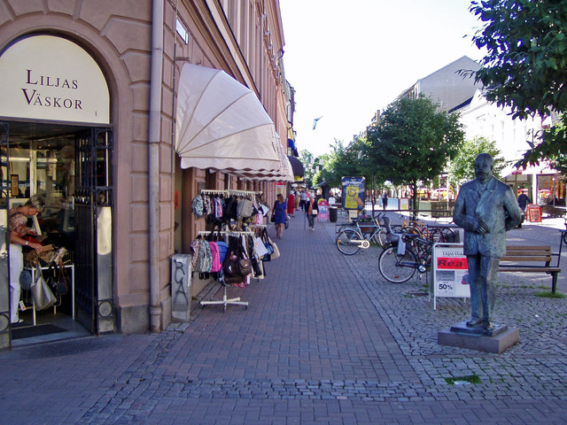 P7100156 Lena och Gustav Fröding på shopinggatan i Karlstad