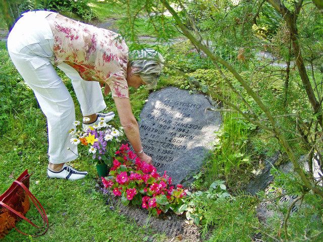 P7100157 Lena ser till sina föräldrars grav på Ruds kyrkogård i Karlstad