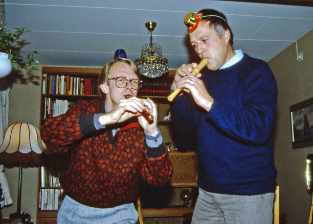 Min 50-årsdag 1986023 Ulf och Karl-Anders spelar en fanfar på min 50-årsdag