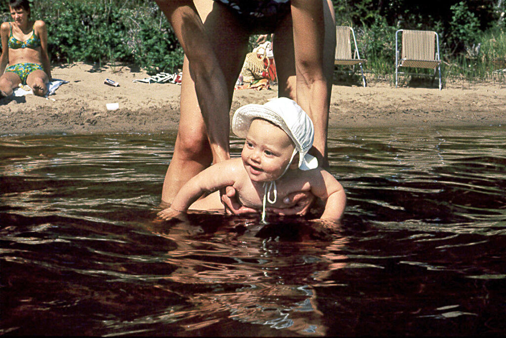 015Heléne och Pappa badar i Sånghussjön 1971 kopiera