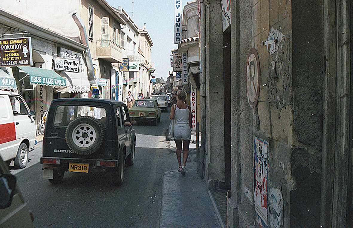 027  I Larnaca stad på jakt efter pengar 1984 kopiera