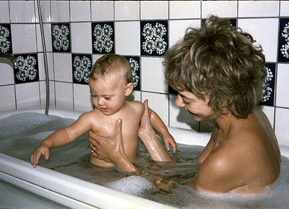019Heléne och Mamma badar 1971
