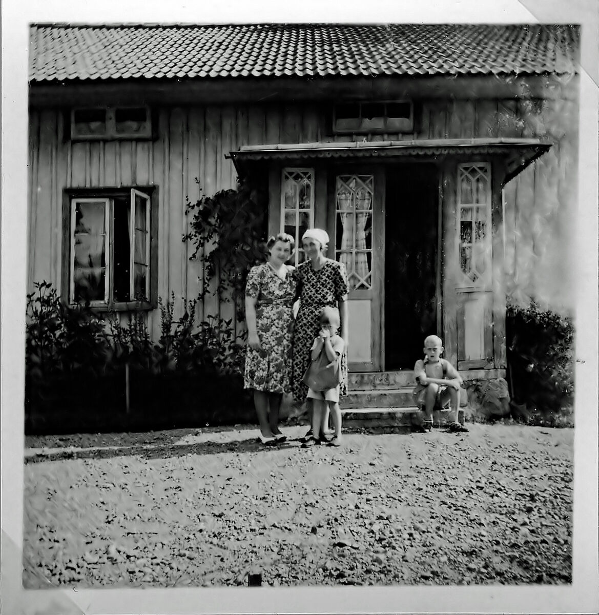 Dalsland 1944088 Mamma hennes halvsyster Greta och jag på trappan