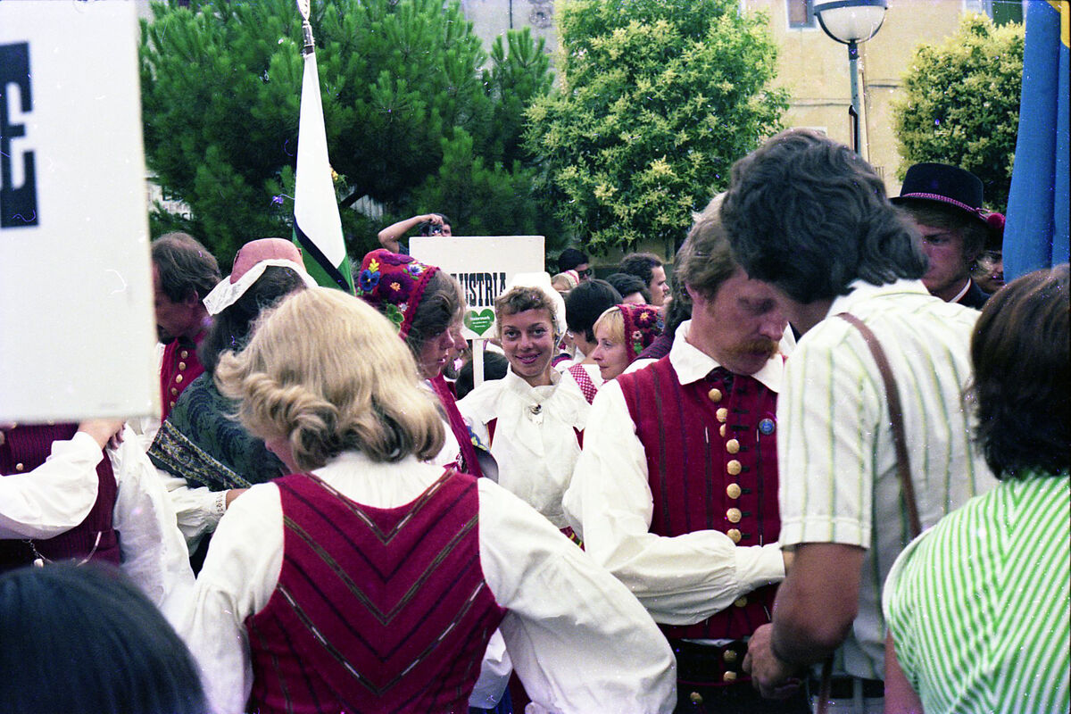 Spanien 1975 008 Lisbet mitt i en samling Brageiter