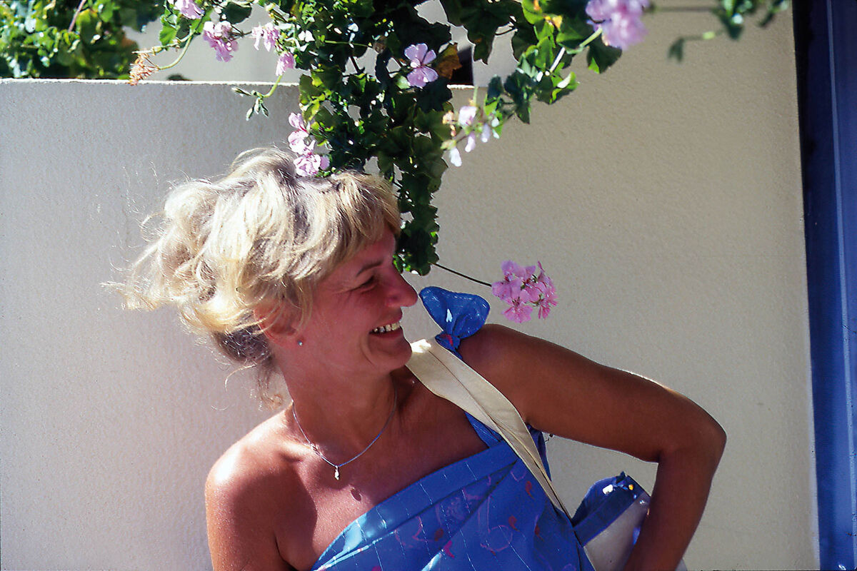 157 Lena med blommor i håret 1986-Edit