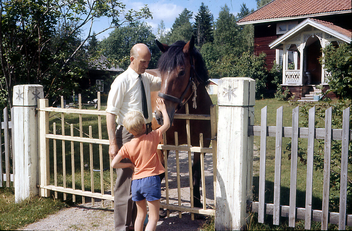farfar och peter hälsar på i lillskog 1967_redigerad
