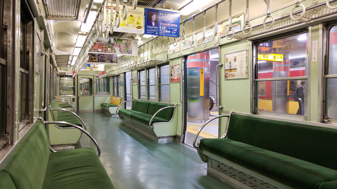En tom tunnelbanevagn kl 18:30 en fredag i miljonstaden Kyoto. Var är alla?