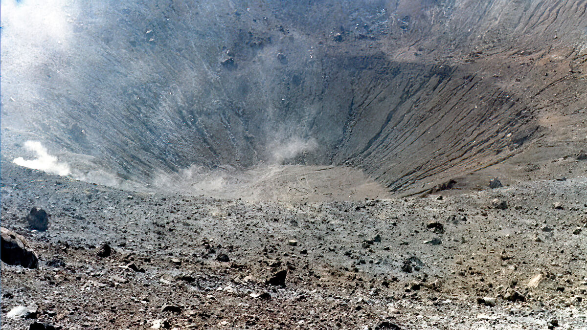 Sicilien005 Kratern på vulkanen på Vulcano-SharpenAI-Standard kopiera