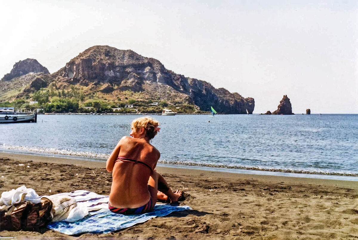 Scicilien 1983043 Lena på Vulkanos badstrand och i bakgrunden en annan av de Lipariska öarna-DeNoiseAI-standard.jpg-