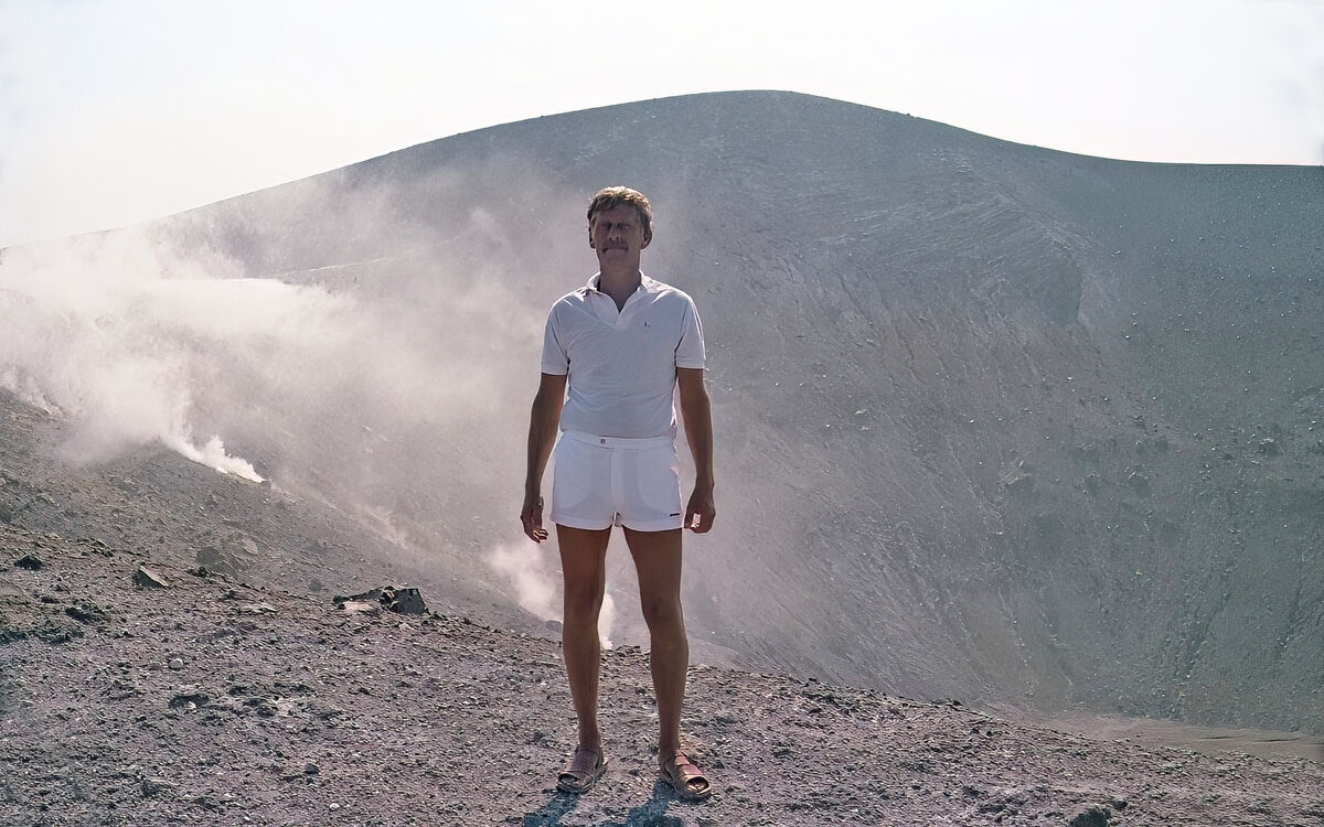 Sicilien035- Här står en som bestigit Grand Crater på Vulkano 1983-SharpenAI-Standard-DeNoiseAI-low-light kopiera