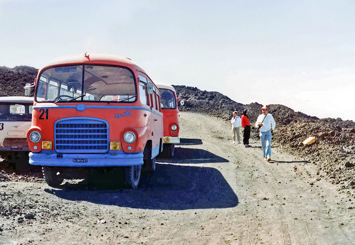Scicilien 1983007 Fyrhjulsdrivna bussar som tar oss till toppen av Etna.jpg--SharpenAI-Standard