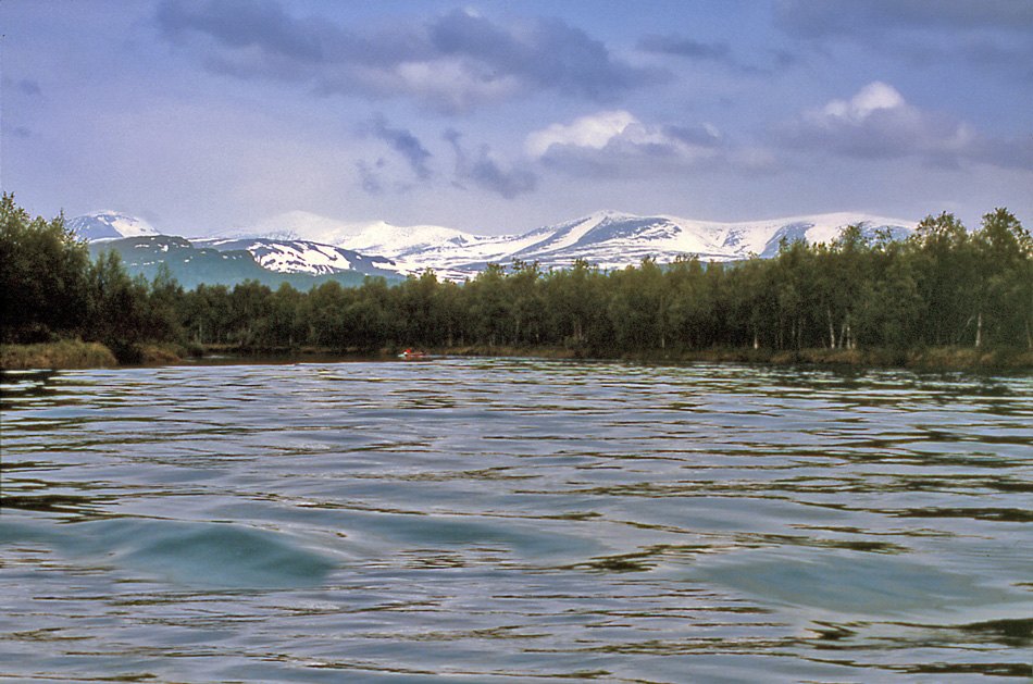 Med-båt-på-Kamajokk-Sarek-i-bakgrunden-1987 