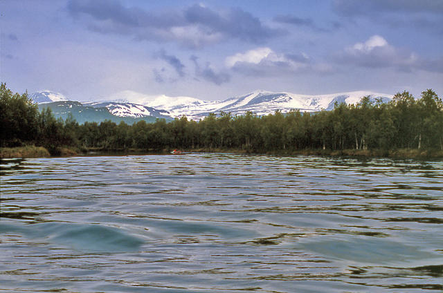 Med-båt-på-Tarraätno-Sarek-i-bakgrunden-1987