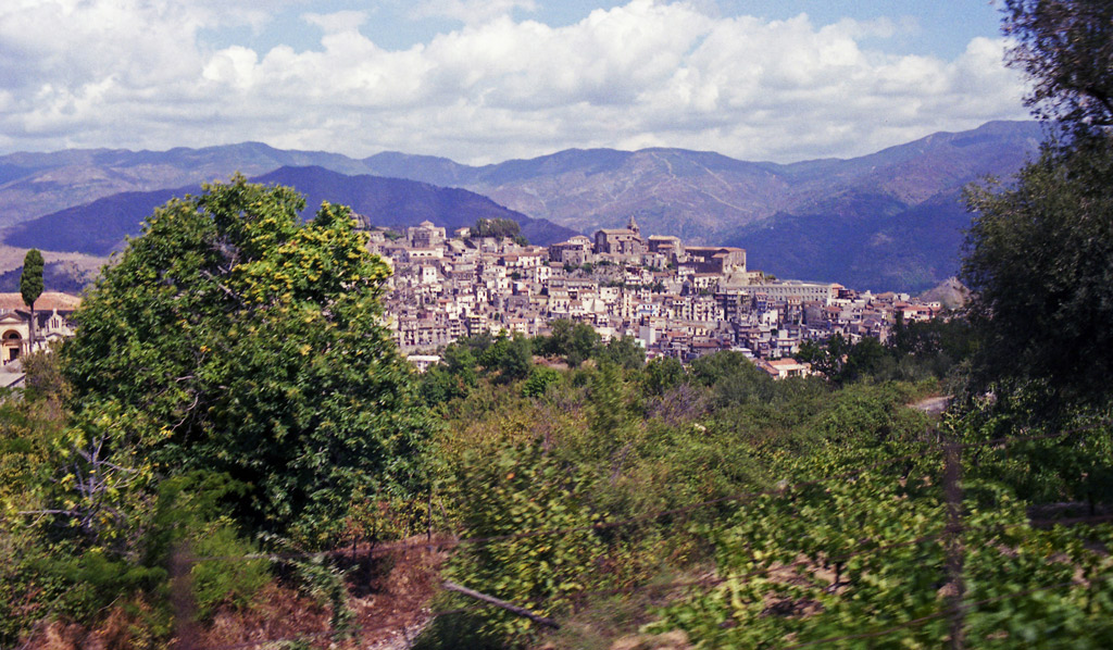 En-bergsby-på-Sicilien-1983