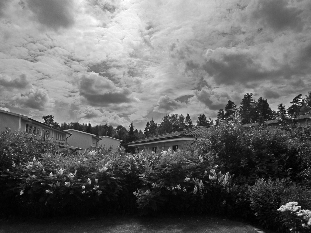 Regntunga-skyar-över-Vallatorp 2009