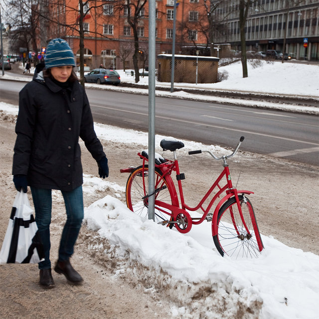Kvinna och röd cykel
